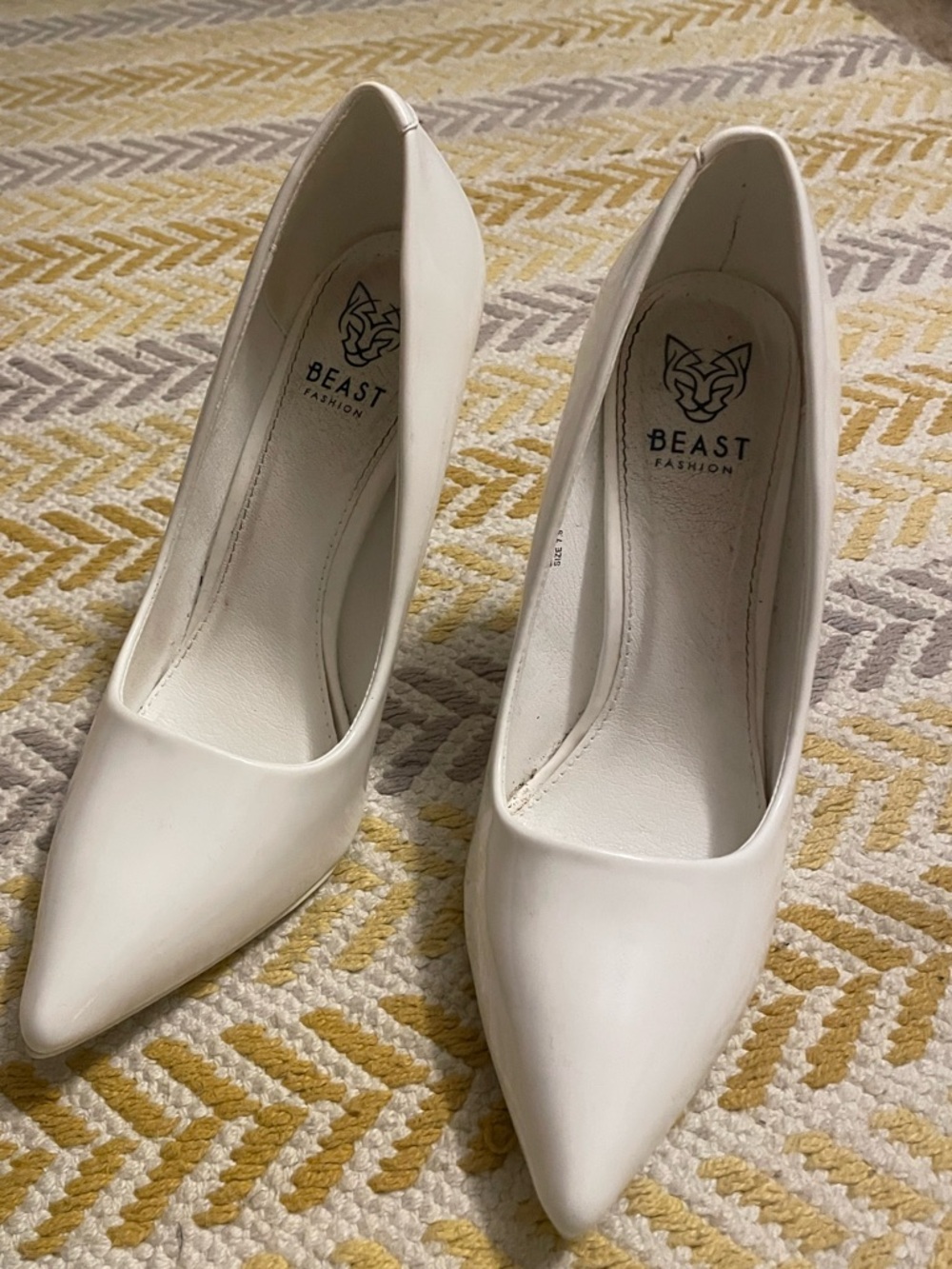 BEAST FASHION White Pointed-Toe Stiletto Pumps